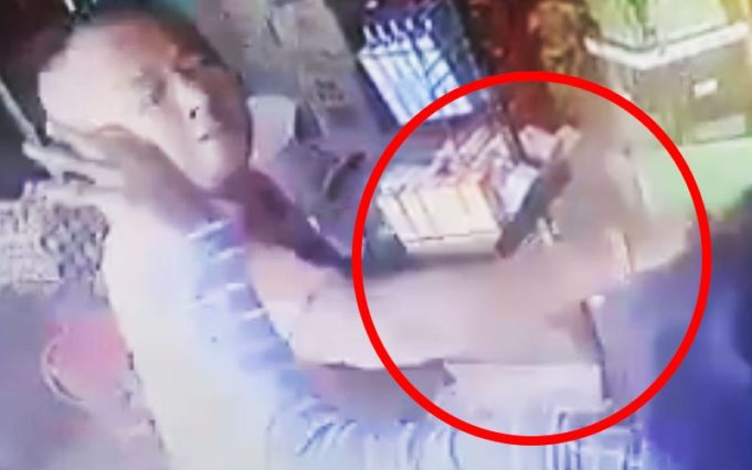 Polis giat mengesan seorang lelaki yang bertindak menampar dan mengugut seorang juruwang wanita di sebuah kedai serbaneka di Bayan Lepas hanya kerana tidak dibenarkan membeli lebih dari 2 paket minyak masak.