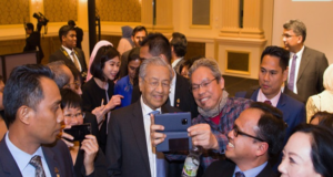 Mohamad ketika sesi Dialog bersama rakyat Malaysia yang tinggal di Austria dan Republik Slovak di sini malam tadi.