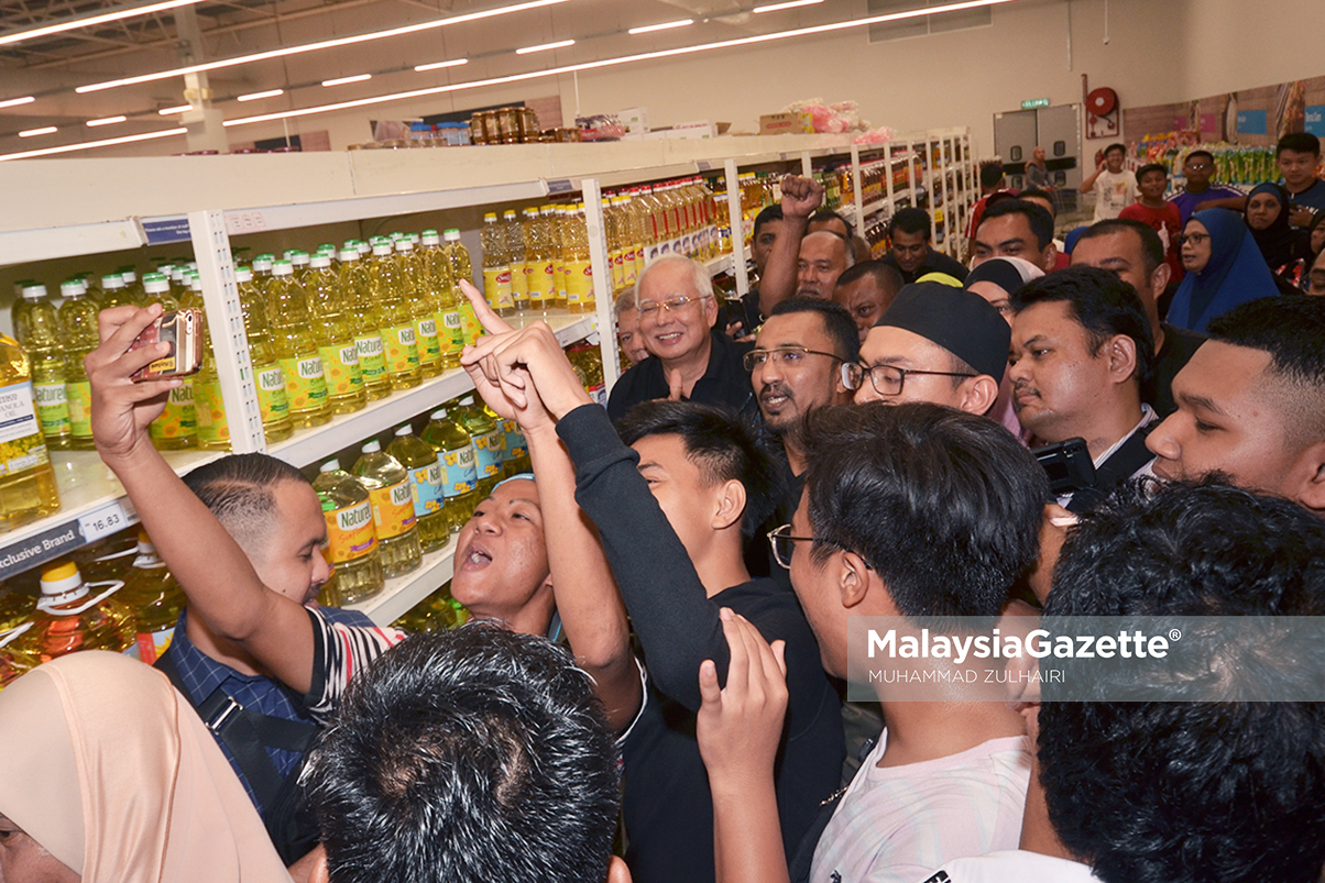 MGF13022019_NAJIB RAZAK MEMBELI BARANG DI TESCO01