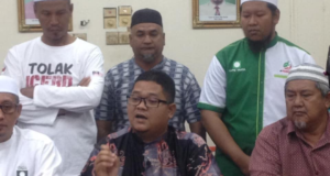 Ahmad Bilal (duduk, tengah) pada sidang media di Melaka hari ini