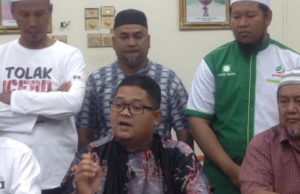 Buat laporan polis, PAN cuba tutup kelemahan sendiri Ahmad Bilal (duduk, tengah) pada sidang media di Melaka hari ini