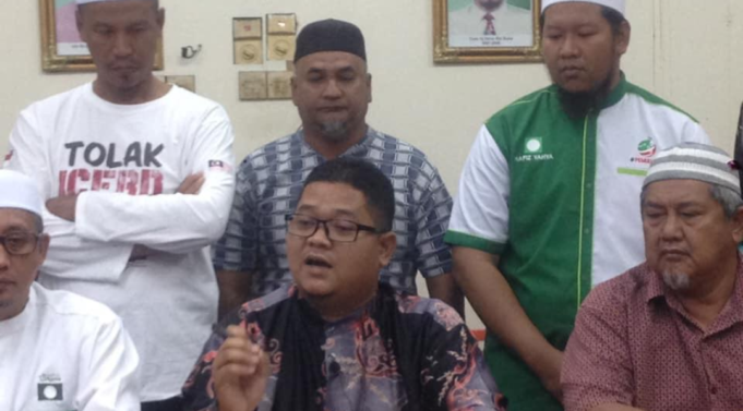Ahmad Bilal (duduk, tengah) pada sidang media di Melaka hari ini