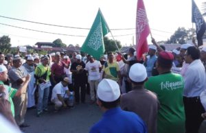 Umat Islam di Ipoh, Perak semalam berhimpun menyatakan ketidakpuasan hati mereka apabila penghina Nabi Muhammad dibebaskan dengan jaminan polis