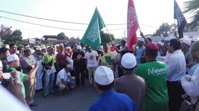 Umat Islam di Ipoh, Perak semalam berhimpun menyatakan ketidakpuasan hati mereka apabila penghina Nabi Muhammad dibebaskan dengan jaminan polis
