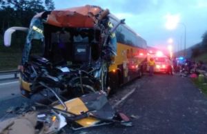 Seramai 16 penumpang serta seorang pemandu bas cedera dalam kemalangan membabitkan sebuah bas persiaran dan treler di kilometer 305 Lebuhraya Utara-Selatan arah utara kira-kira lapan kilometer dari susur keluar tol Gopeng.
