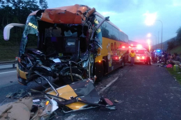 Seramai 16 penumpang serta seorang pemandu bas cedera dalam kemalangan membabitkan sebuah bas persiaran dan treler di kilometer 305 Lebuhraya Utara-Selatan arah utara kira-kira lapan kilometer dari susur keluar tol Gopeng.