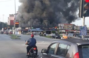 Uptown Puchong terbakar, 200 kedai musnah