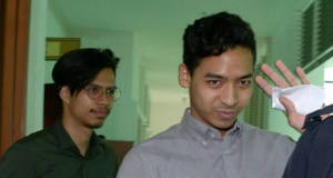 Amirrul Adli M Yussli, 26, pelatih pramugara di syarikat penerbangan AirAsia berkata, beliau juga melihat anggota bomba itu, yang memakai pakaian celoreng, duduk dalam keadaan melunjurkan kaki.