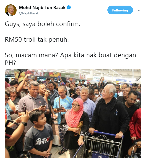 Najib menolak troli sambil dikerumuni ratusan pengunjung sebuah pasar raya di Semenyih