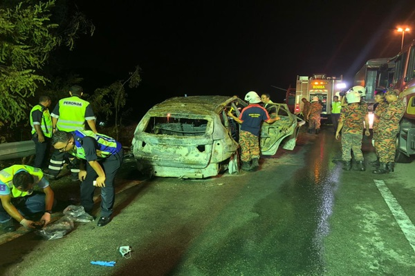 Sekurang-kurangnya dua individu rentung selepas kenderaan jenis BMW yang dinaiki mereka terbabas sebelum terbakar dalam kejadian di Km6.9 Lebuhraya SILK menghala Sungai Long, Kajang dekat sini petang tadi.