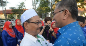 Dr. Shamsul Annuar berpelukan dengan pemimpin Pas peringkat cawangan, menampakkan keikhlasan kedua-dua parti bekerjasama dalam PRK Semenyih.