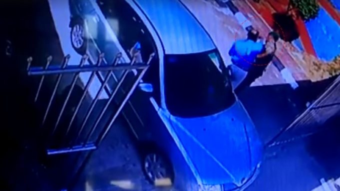tumbuk Seorang bekas komando menyalahkan pihak yang menularkan video ini kepada umum