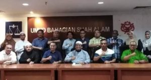 Azhari (duduk, tiga dari kiri) bersama barisan kepimpinan Pas Kawasan Shah Alam, dalam pertemuan malam kelmarin.