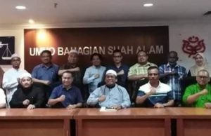 Azhari (duduk, tiga dari kiri) bersama barisan kepimpinan Pas Kawasan Shah Alam, dalam pertemuan malam kelmarin.
