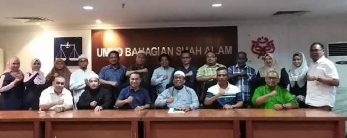 Azhari (duduk, tiga dari kiri) bersama barisan kepimpinan Pas Kawasan Shah Alam, dalam pertemuan malam kelmarin.