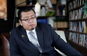 Perlis saman bekas presidennya