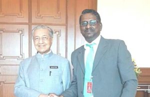 S. Gobi (kanan) ketika mengunjungi Dr. Mahathir di Pejabat Perdana Menteri baru-baru ini.