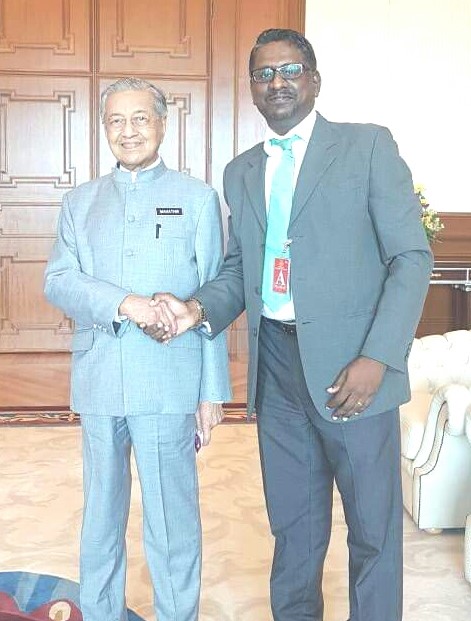 GobiMira S. Gobi (kanan) ketika mengunjungi Dr. Mahathir di Pejabat Perdana Menteri baru-baru ini.