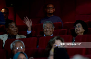 Tun M, isteri hadir pratonton filem Raj of the East