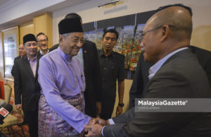 Tun M Serah Kad Keahlian PPBM kepada Bekas Ahli UMNO Sabah