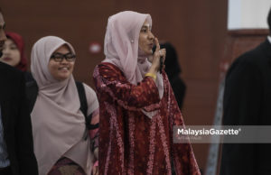 Diasak soalan, Nurul Izzah tetap enggan komen