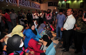 Wakil Tun M dihalang tinggalkan Komtar oleh penduduk PPR Taman Manggis