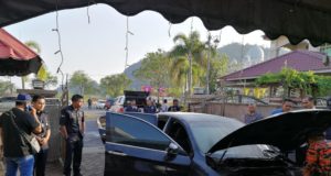 Dr. Mohd Asri berkongsi gambar anggota Bomba dan Penyelamat menjalankan siasatan forensik pada kereta rasmi yang dinaikinya.