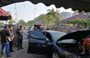 Siasatan awal bomba tiada unsur sabotaj – Dr. Maza Dr. Mohd Asri berkongsi gambar anggota Bomba dan Penyelamat menjalankan siasatan forensik pada kereta rasmi yang dinaikinya.