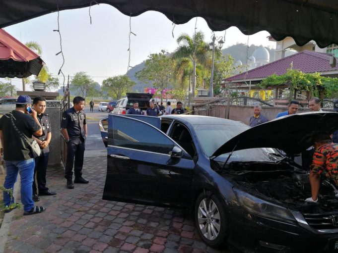 Dr. Mohd Asri berkongsi gambar anggota Bomba dan Penyelamat menjalankan siasatan forensik pada kereta rasmi yang dinaikinya.