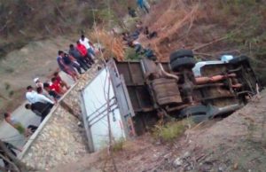 Trak bawa pendatang terbalik, 25 maut