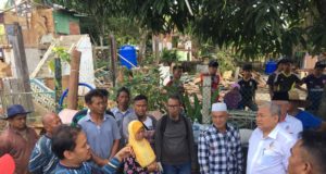 Dr. Ibrahim (kanan) mendengar keluahan penduduk yang mana rumah mereka di di Kampung Tinosa 2, Sandakan kena roboh.