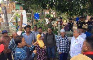 Dr. Ibrahim (kanan) mendengar keluahan penduduk yang mana rumah mereka di di Kampung Tinosa 2, Sandakan kena roboh.
