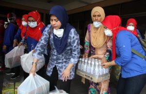 Noraini (tengah) bersama Ahli-Ahli Parlimen pembangkang mengagihkan makanan, minuman dan barangan kesihatan kepada mangsa pencemaran gas beracun di Pasir Gudang.