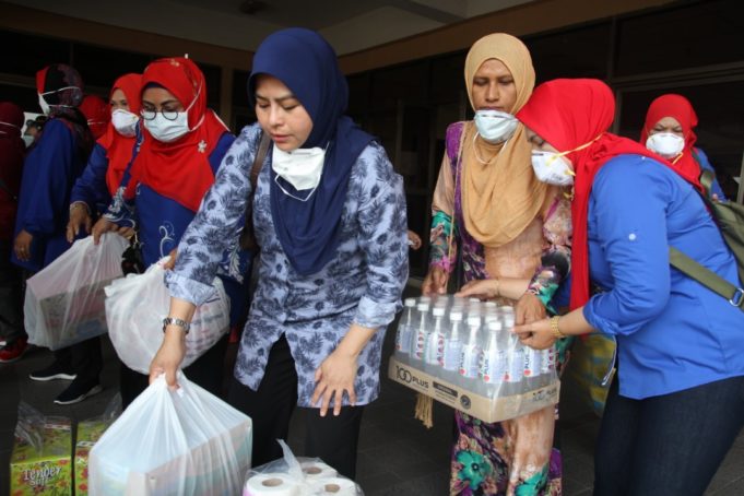 Noraini (tengah) bersama Ahli-Ahli Parlimen pembangkang mengagihkan makanan, minuman dan barangan kesihatan kepada mangsa pencemaran gas beracun di Pasir Gudang.