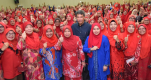 Tok Mad bersama jentera Pergerakan Wanita UMNO dalam perjumpaan di Command Center BN DUN Rantau semalam
