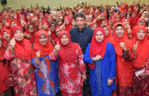 Tok Mad bersama jentera Pergerakan Wanita UMNO dalam perjumpaan di Command Center BN DUN Rantau semalam