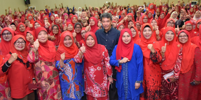 Tok Mad bersama jentera Pergerakan Wanita UMNO dalam perjumpaan di Command Center BN DUN Rantau semalam