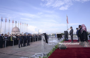Penjawat awam perlu bebas daripada terikat dengan parti pemerintah – Dr Mahathir