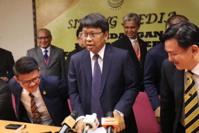 Asmuni (tengah) mengetuai barisan Exco dan ADUN PH Perak menyatakan sokongan kepimpinan Menteri Besar