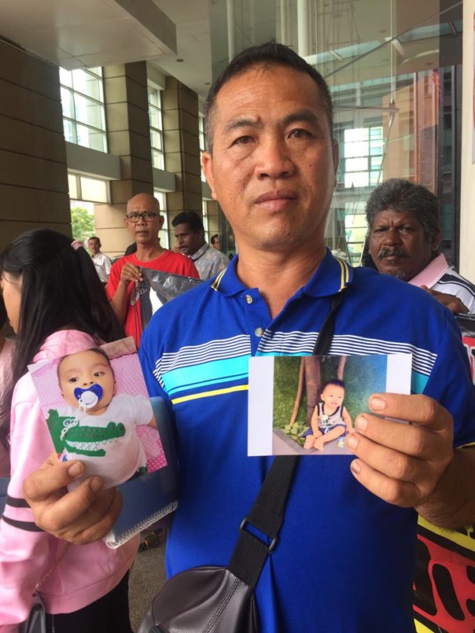 Kuang Chion Lai, bapa kepada bayi setahun 16 hari yang meninggal di Gua Musang akan memfailkan saman terhadap Kementerian Kesihatan, Jabatan Kesihatan Negeri dan Hospital Gua Musang atas dakwaan kecuaian tidak merawat anaknya yang mengalami demam dan cirit-birit pada 28 Mac yang lalu.
