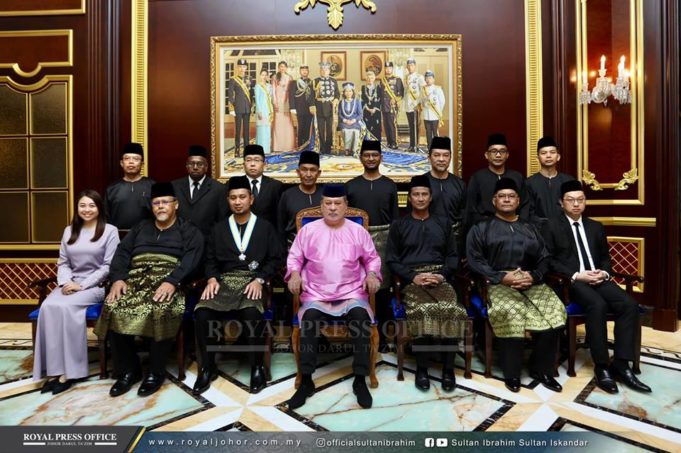 Tuanku Sultan Ibrahim bersama Menteri Besar dan 10 anggota Exco baharu selepas selesai mengangkat sumpah di Istana Bukit Serene. - Gambar ihsan Royal Press Office