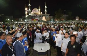 Abdul Hadi dan Mohamad disambuut ribuan hadirin pada Himpunan Perpaduan Ummah Pahang malam tadi.