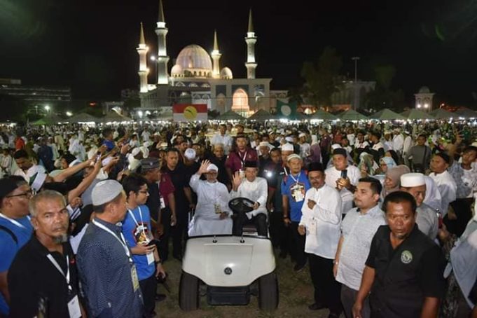 Abdul Hadi dan Mohamad disambuut ribuan hadirin pada Himpunan Perpaduan Ummah Pahang malam tadi.