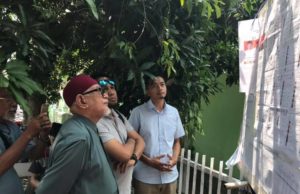 Abdul Hadi yang berada di Provinsi Jawa Tengah melihat maklumat Pilres dan PEMILU yang ditampal di papan kenyataan.- Gambar ihsan Facebook Abdul Hadi