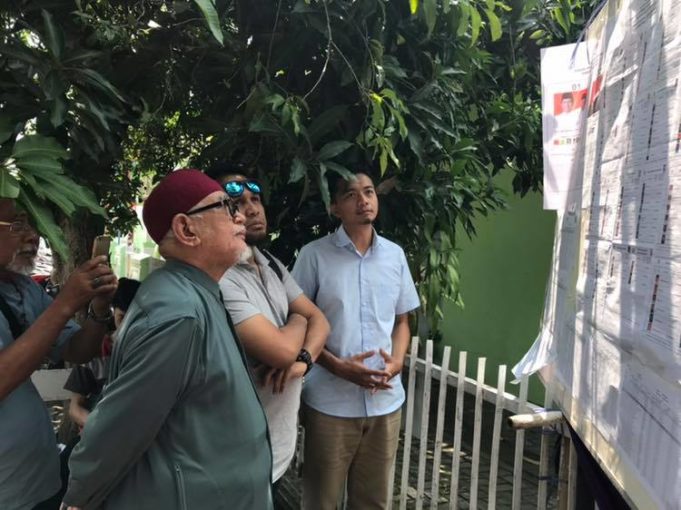 Abdul Hadi yang berada di Provinsi Jawa Tengah melihat maklumat Pilres dan PEMILU yang ditampal di papan kenyataan.- Gambar ihsan Facebook Abdul Hadi