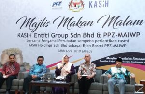 Fuziah (tengah) dan Dr. Mohd Zaqrul Razmal (dua dari kanan) pada majlis makan malam KASIH Entiti Group dan PPZ-MAIWP.