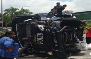 Empat anggota polis dan dua banduan cedera lori, MPV kemalangan