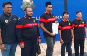 Nasrul Ali Hasan (tengah) bersama ahli Perkasa membuat laporan di IPD Shah Alam terhadap kumpulan aktivis PH dan Peguam Negara.