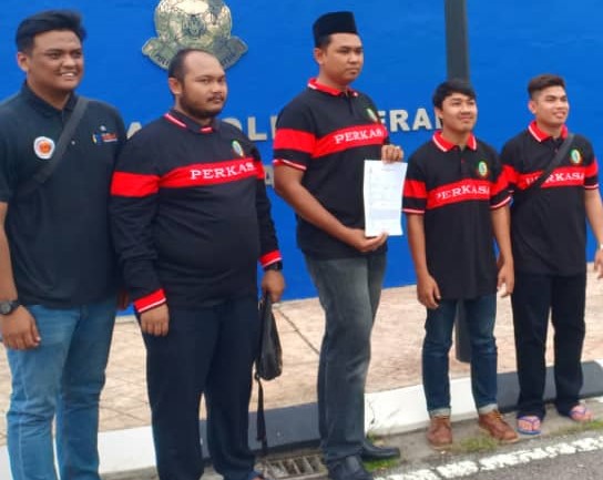 Nasrul Ali Hasan (tengah) bersama ahli Perkasa membuat laporan di IPD Shah Alam terhadap kumpulan aktivis PH dan Peguam Negara.