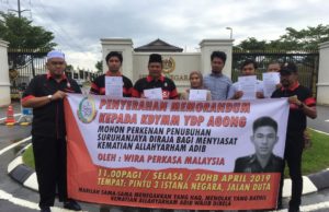 Wira Perkasa serah memorandum kepada YDP Agong tubuh RCI Burhanuddin (tiga dari kiri) bersama barisan kepimpinan Wira dan Wirawati Perkasa Malaysia pada penyerahan memorandum tubuh RCI kepada YDP Agong